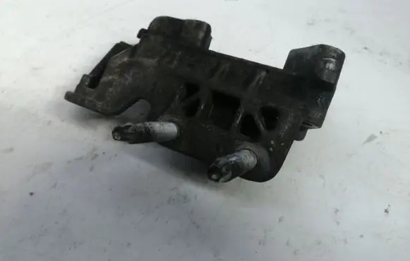 Ford C-MAX I Engine mounting bracket 3M516030