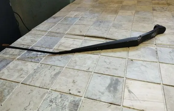 Front wiper blade arm