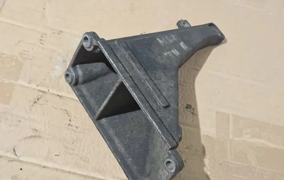 BMW 7 E38 Engine mounting bracket 1093256