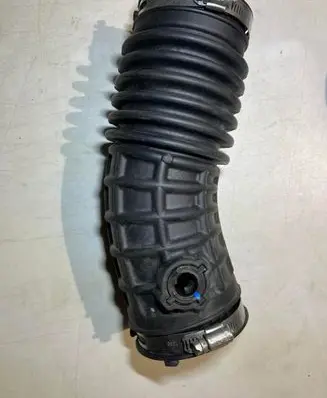 Chrysler Pacifica Air intake hose/pipe 72142483