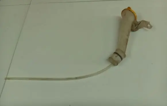 Nissan X-Trail T30 Windshield washer fluid reservoir/tank