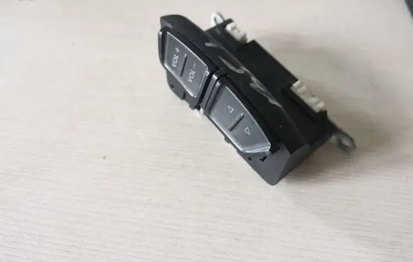 Steering wheel buttons/switches