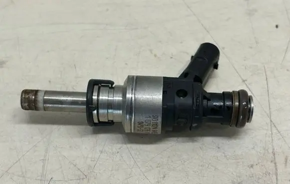 Audi A8 S8 D4 4H Fuel injector 1079036N 104790532