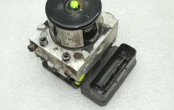 Alfa Romeo Giulietta ABS Pump 71771137 10096128093