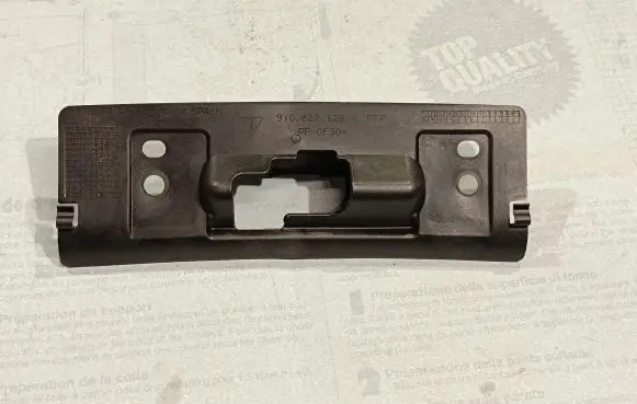 Porsche Cayenne (9Y0 9Y3) Other trunk/boot trim element 9Y0827129A