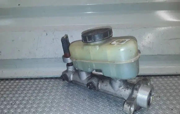Ford Explorer Master brake cylinder 