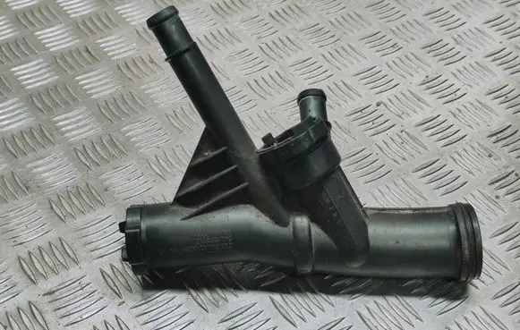Volkswagen PASSAT B8 Engine coolant pipe/hose 04L121071E