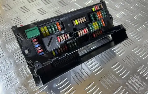 BMW 5 F10 F11 Fuse module 9234421 217033442E
