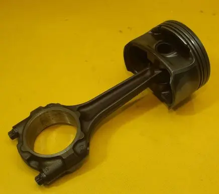 Opel Astra H Piston with connecting rod 79L68