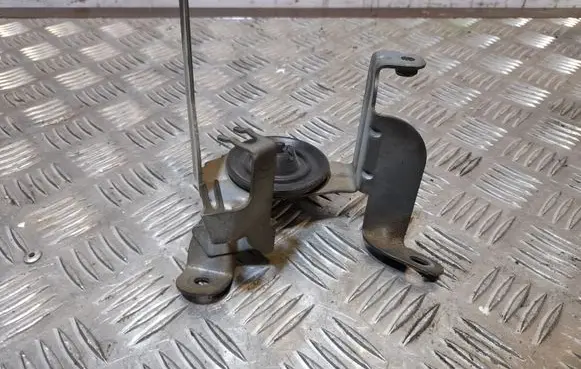 Volkswagen Touareg II Fuel filter bracket/mount holder 7P6127224
