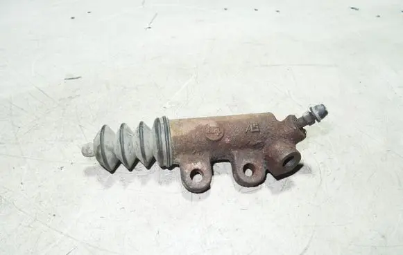 Toyota Avensis T270 Clutch slave cylinder 