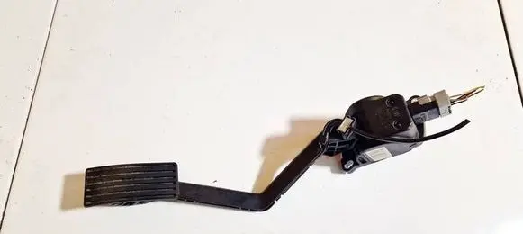 Accelerator throttle pedal