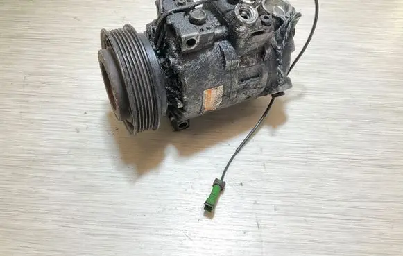 Volkswagen PASSAT B5 Air conditioning (A/C) compressor (pump) 4B3260808