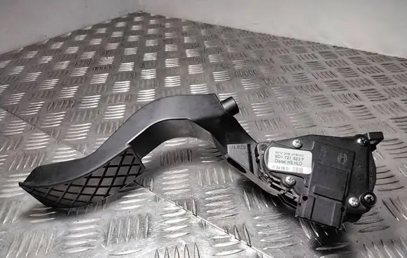 Volkswagen PASSAT B5 Accelerator throttle pedal 8D1721523F