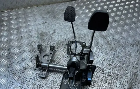 Subaru Impreza III Pedal assembly 
