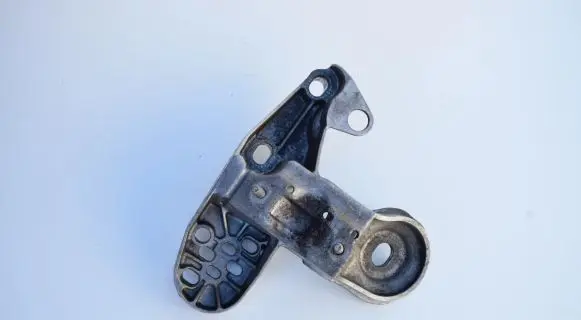 Audi A4 S4 B7 8E 8H Engine mounting bracket 8E0199351