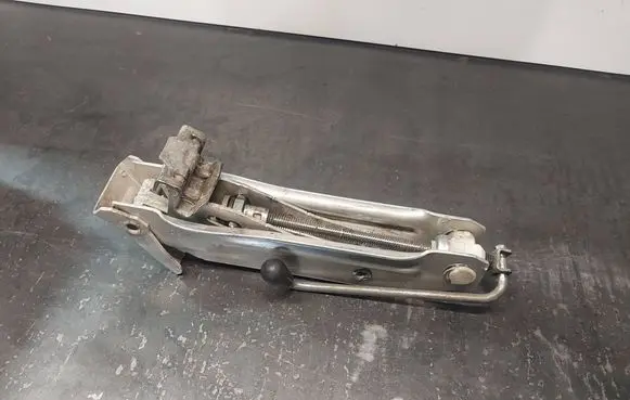 Audi A6 S6 C5 4B Lift Jack 8L0011031A
