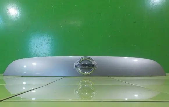 Nissan Juke I F15 Rear light center trim bar blend 