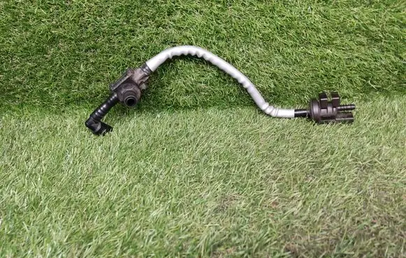 Volkswagen PASSAT B6 Electromagnetic valve 06E906517A