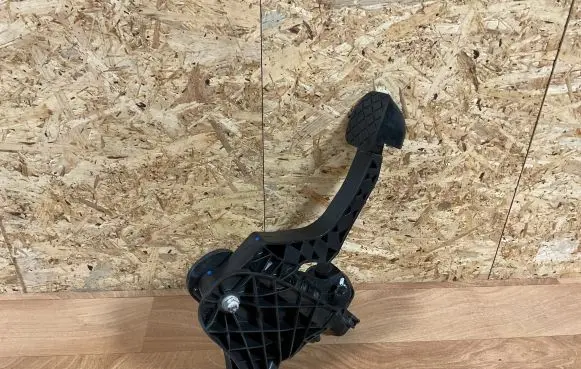 Volkswagen Golf V Clutch pedal 1K1721059