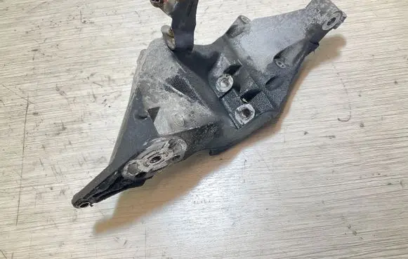 Land Rover Discovery 4 - LR4 Generator/alternator bracket CPLA10239AB