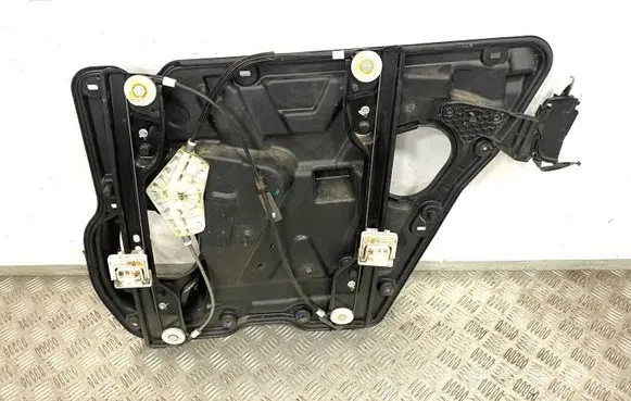 Rear window lifting mechanism without motor