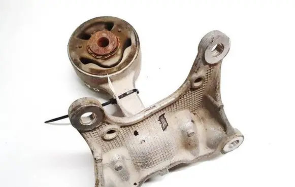 Honda CR-V Engine mount bracket