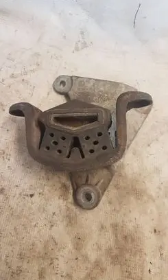 Volkswagen PASSAT B7 Engine mount bracket 7H0399151H