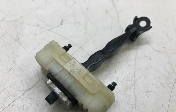 Hyundai i20 (BC3 BI3) Front door check strap stopper