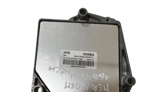 Opel Meriva A Engine control unit/module ECU 12249823 MI35E21 869823LB733310E3