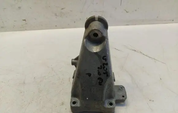 Mercedes-Benz C W205 Engine mounting bracket A2742231004