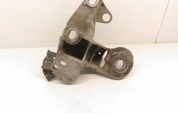 Engine mounting bracket