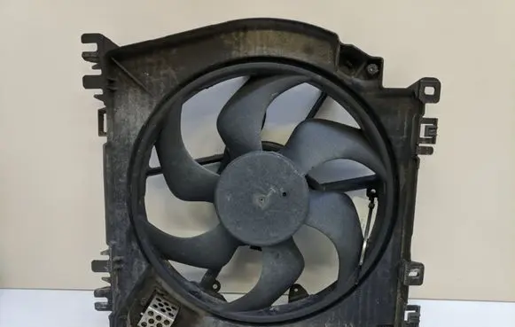 Renault Clio III Radiator cooling fan shroud 190110153 8200966248