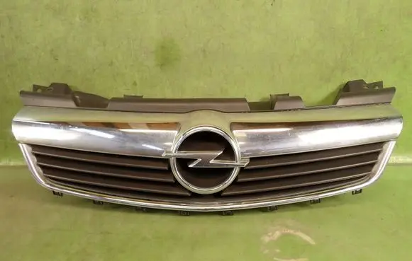 Opel Zafira B Front bumper upper radiator grill 13157590