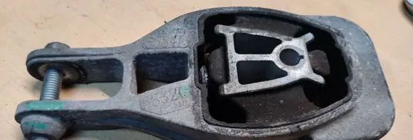 Chevrolet Trax Engine mount bracket 95248684 85245332