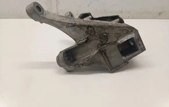 BMW 7 G11 G12 Engine mounting bracket 6861564