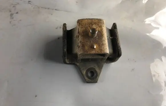 Nissan Patrol Y61 Gearbox mount