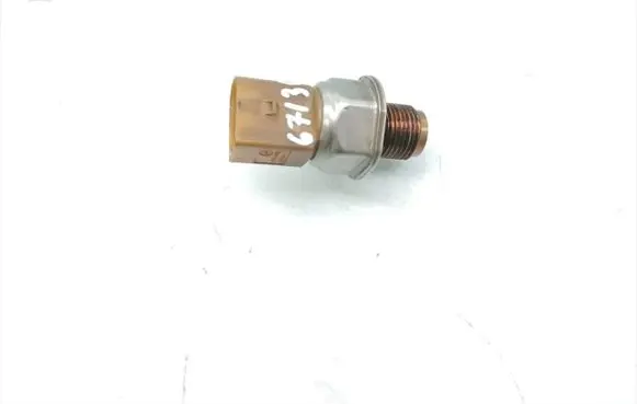 Audi A4 S4 B7 8E 8H Fuel pressure sensor 03L906051