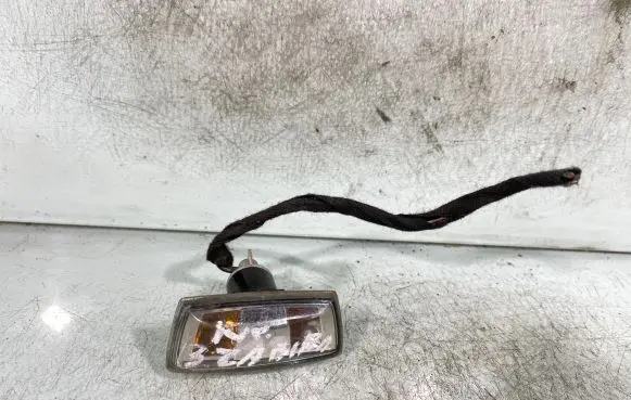 Opel Zafira B Front fender indicator light 13228580 13228581