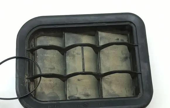 Quarter panel pressure vent