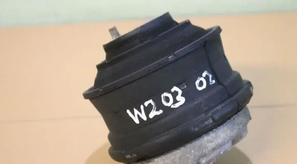 Mercedes-Benz C W203 Engine mount bracket