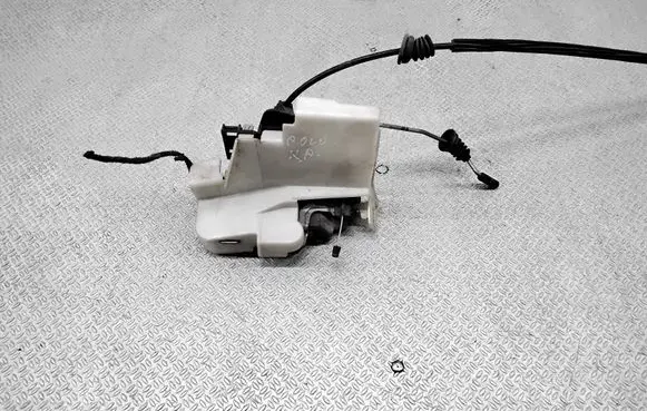 Volkswagen Polo Front door lock 