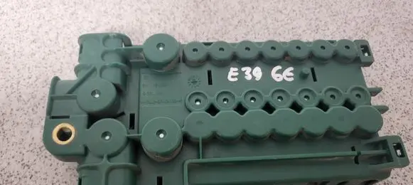 BMW 5 E39 Fuse module 8387541