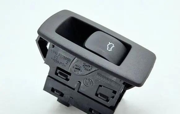 BMW M5 F90 Tailgate opening switch 9327029 61319327029
