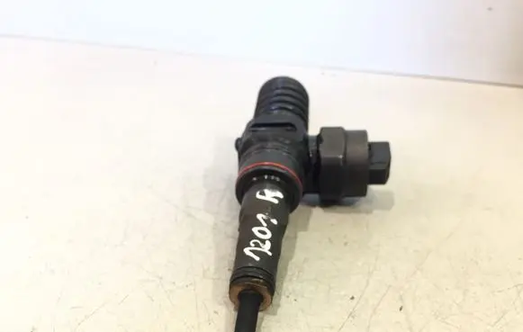 Volkswagen PASSAT B5 Fuel injector 038130073F