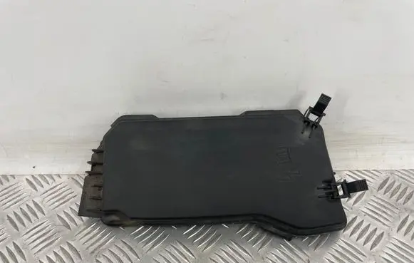 Mercedes-Benz C W204 Fuse box cover A2045400182