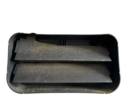 Quarter panel pressure vent
