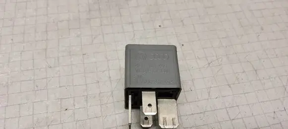 Volkswagen PASSAT B5 Other relay 8D0951253