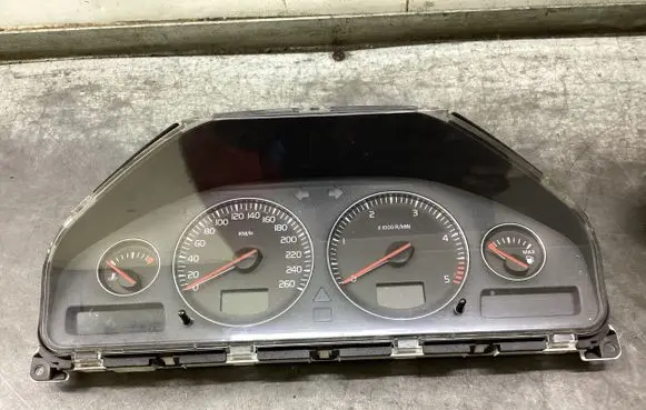 Volvo V70 Speedometer (instrument cluster) 30746102 8602885 69594700T