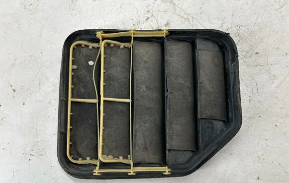 Quarter panel pressure vent